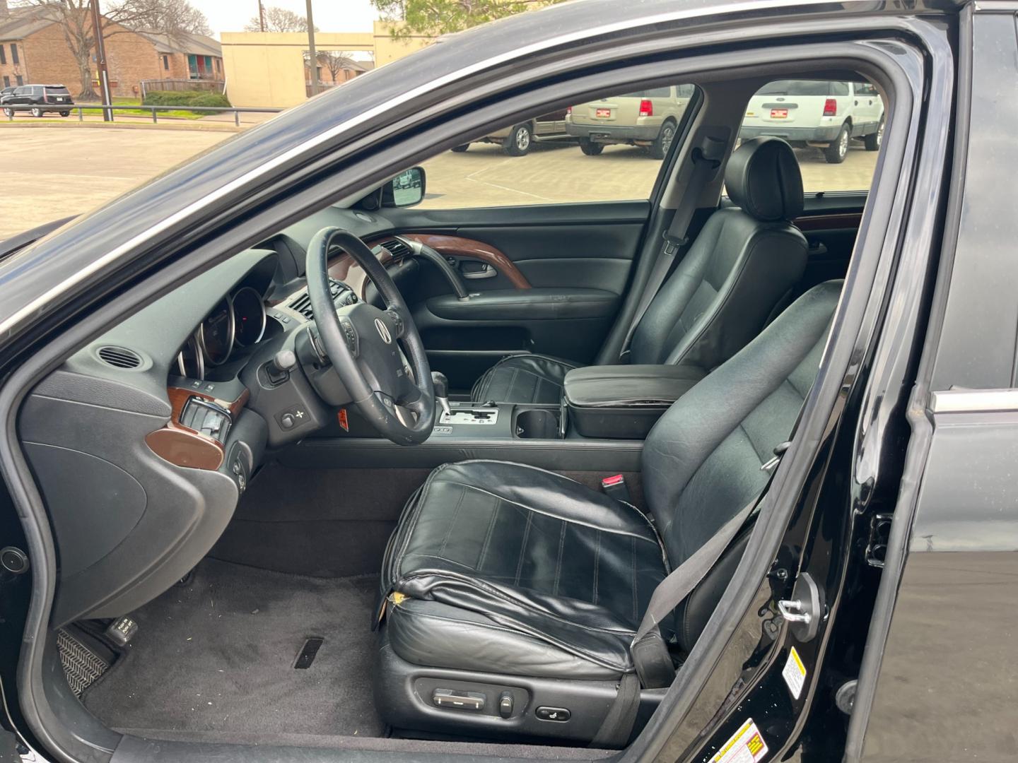 2005 Black /black Acura RL 3.5RL with Navigation System (JH4KB165X5C) with an 3.5L V6 SOHC 24V engine, 5-Speed Automatic Overdrive transmission, located at 14700 Tomball Parkway 249, Houston, TX, 77086, (281) 444-2200, 29.928619, -95.504074 - Photo#8